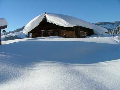 Verschneite Hütte