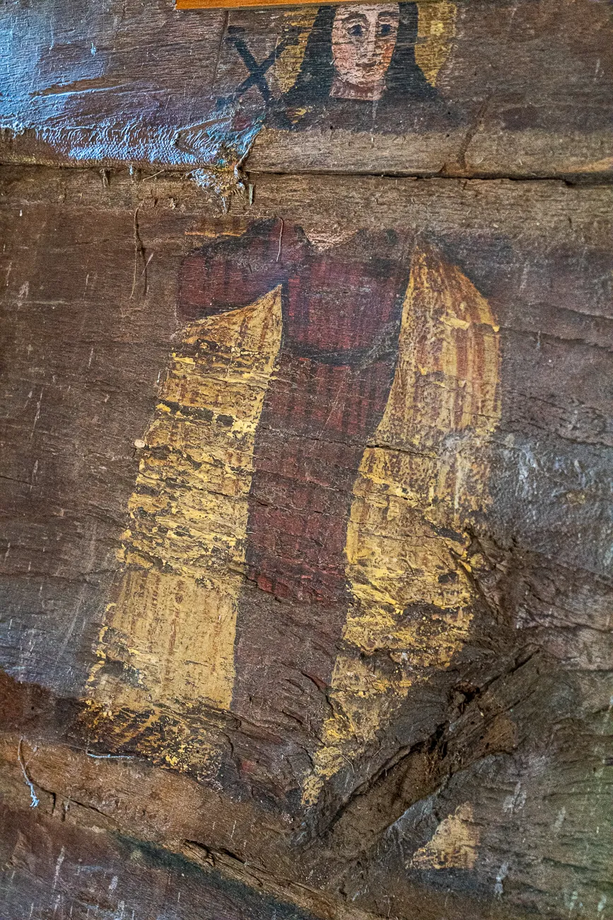 Altarbild auf Holz mit goldener Robe und rotem Gewand