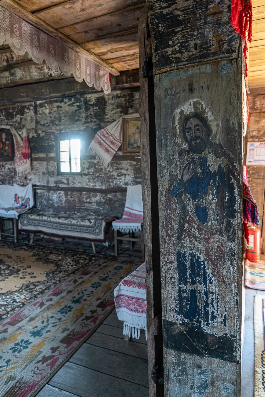 Alter Holzrahmen mit religiöser Malerei in einer rustikalen Kirche