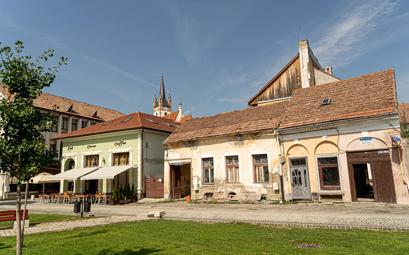 Altstadt mit Kirche und Cafés unter blauem Himmel