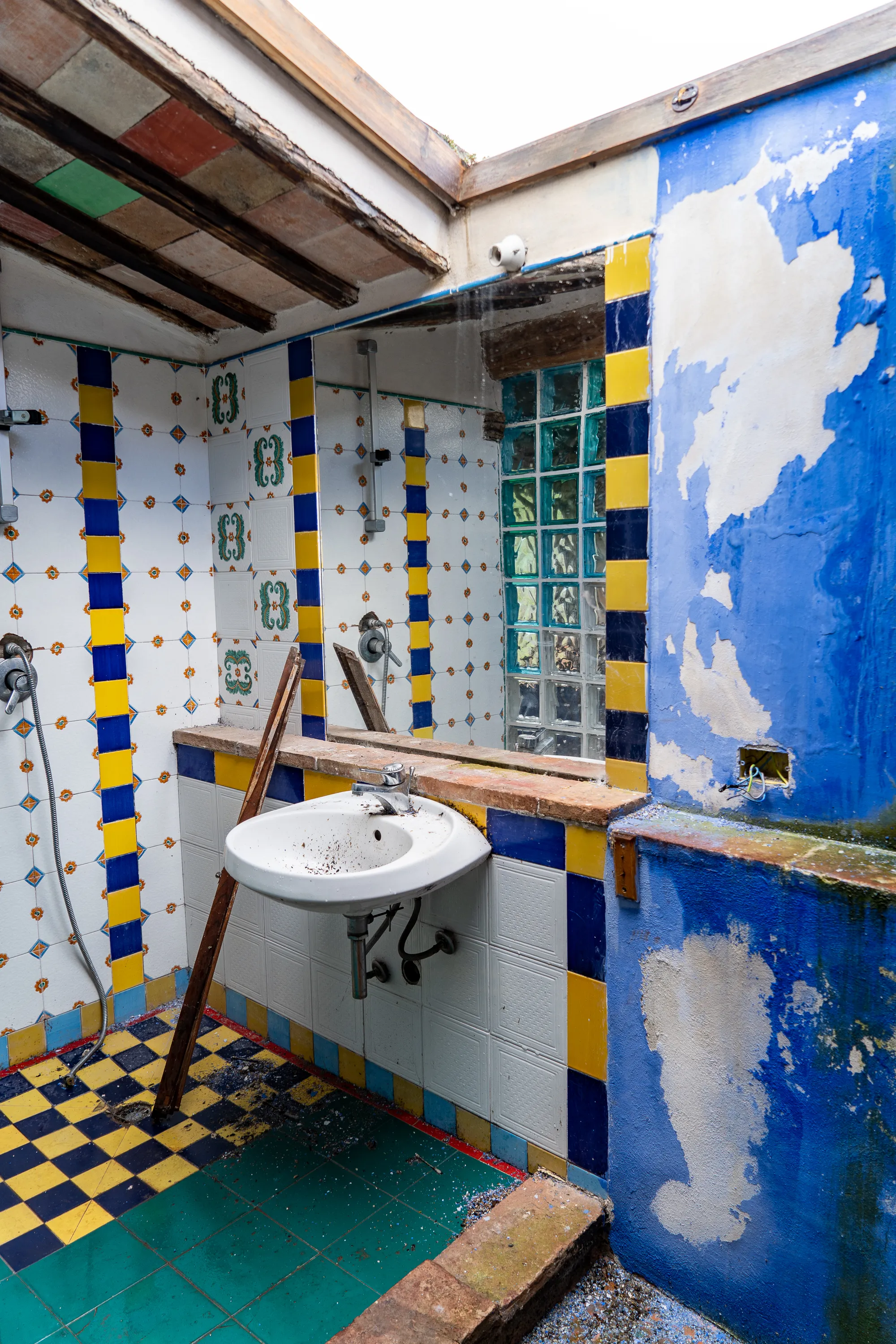 altbad mit farbigen mosaikfliesen und blauer wand