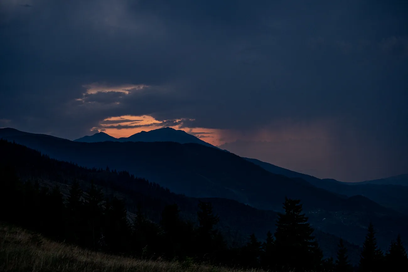 Dämmerung über Bergkette mit orangefarbenem Himmel durch Wolken