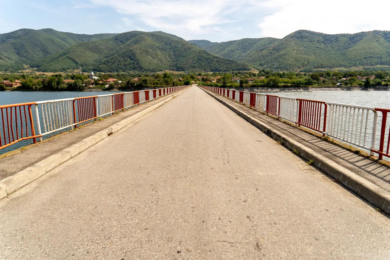 Brücke über Wasser mit Bergen im Hintergrund