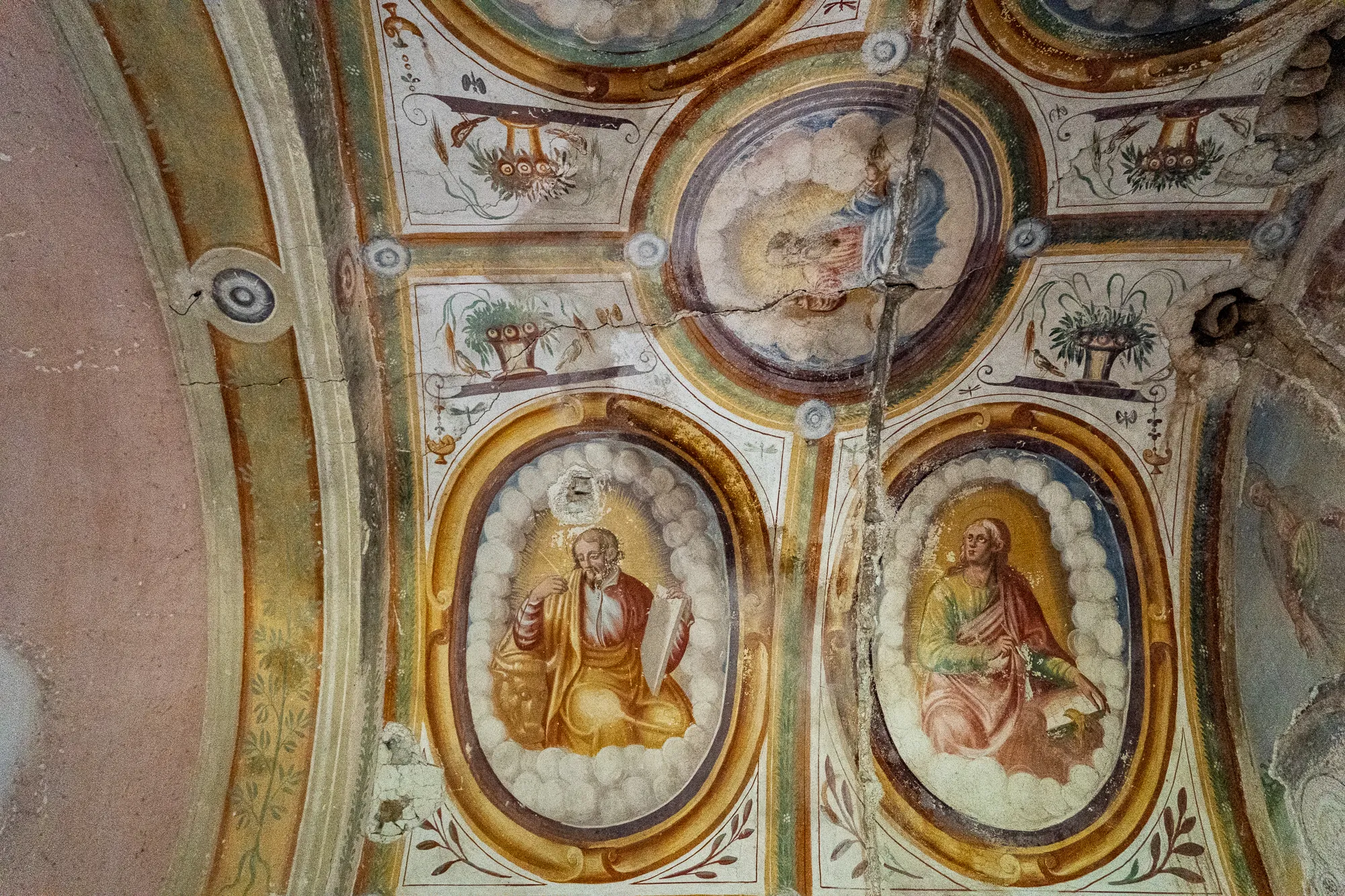 Deckenmalerei mit Figuren in ovalen Rahmen und ornamentalen Mustern