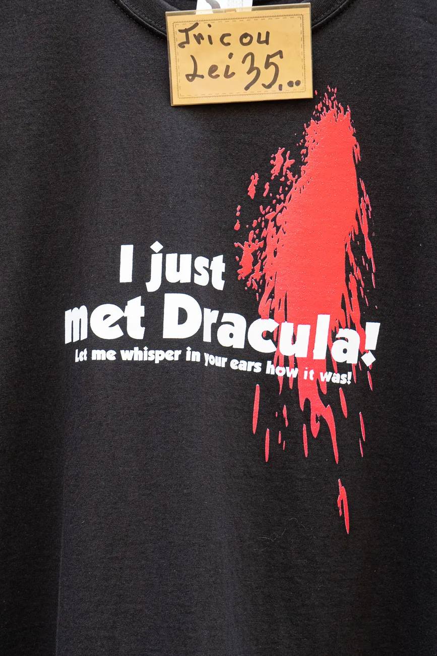 Schwarzes T-Shirt mit Dracula-Schriftzug und rotem Farbspritzer