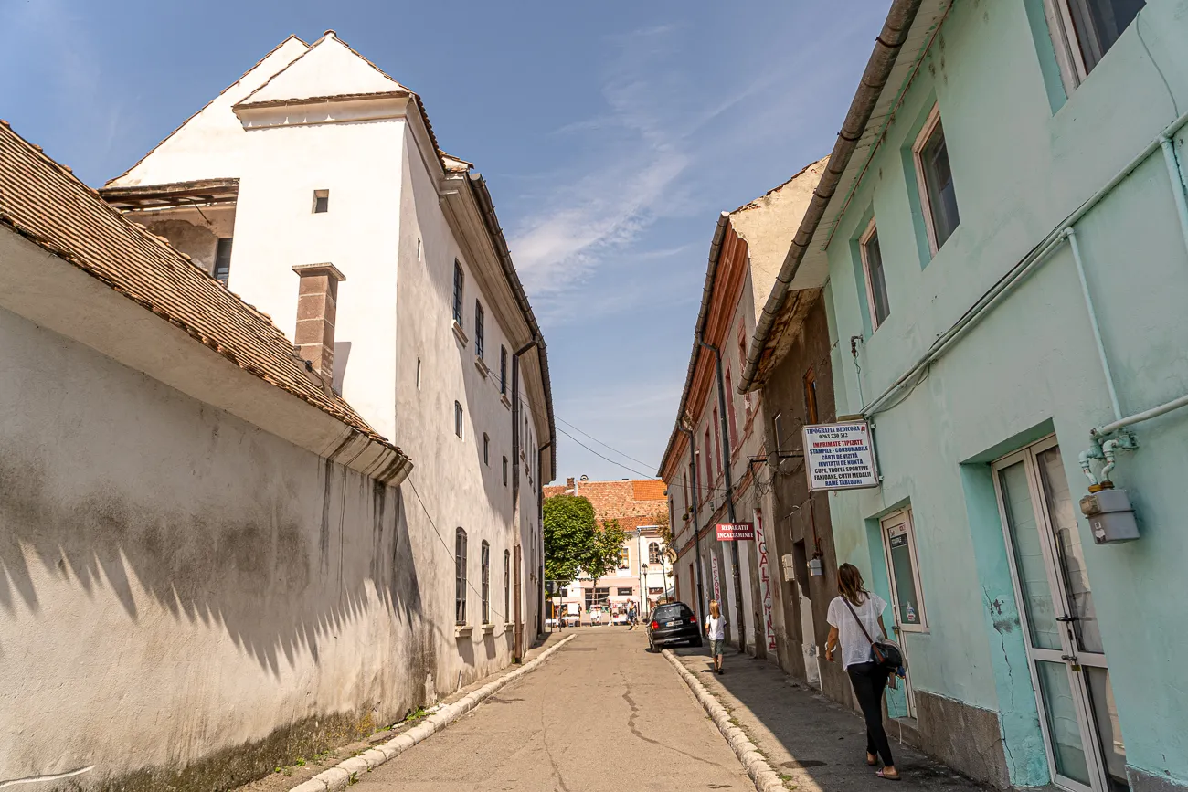 engelsgasse mit hellblauem haus und spuren von sonnenlicht