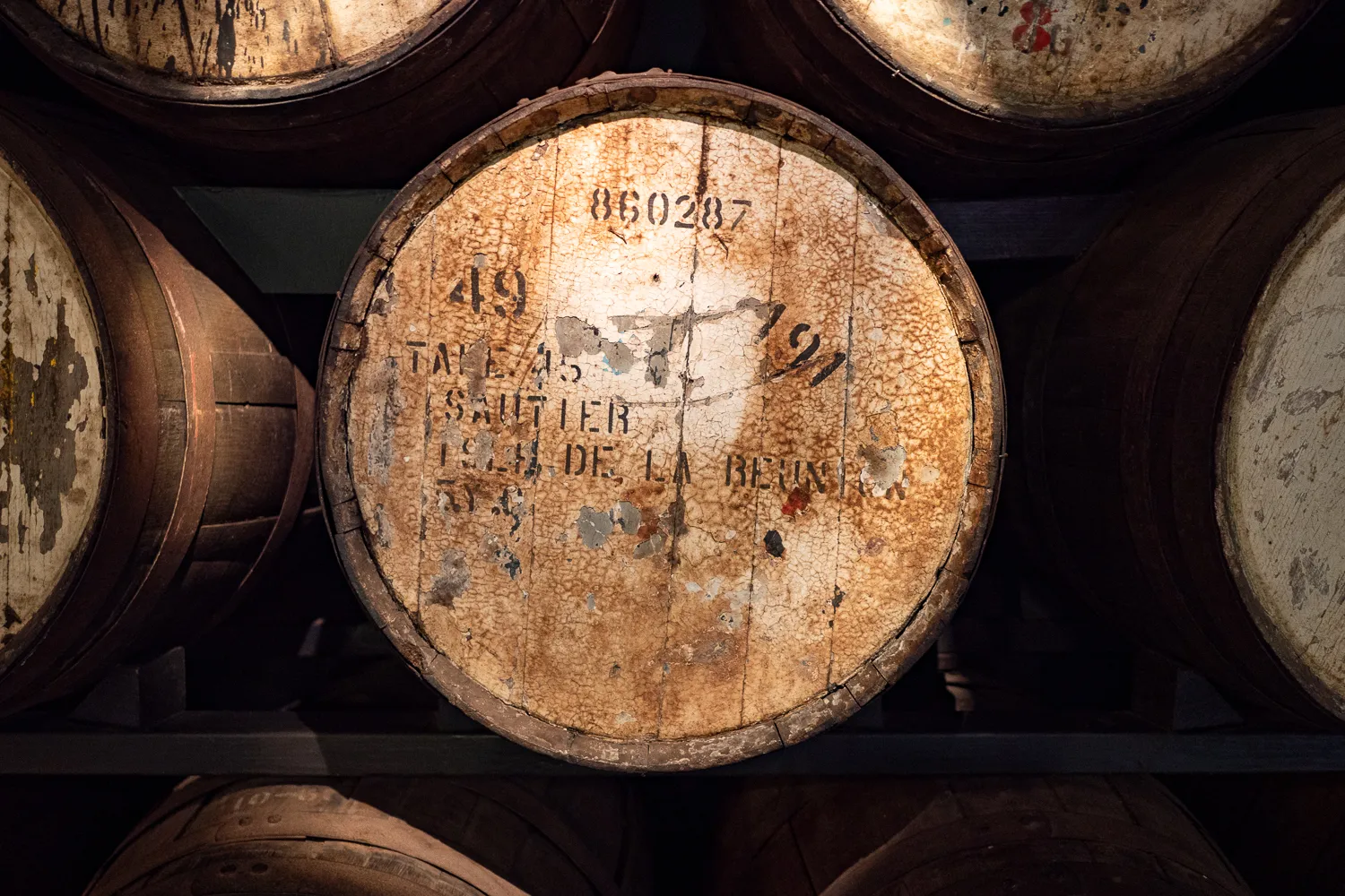 Alter Holzfass mit Beschriftung in einer Lagerhalle