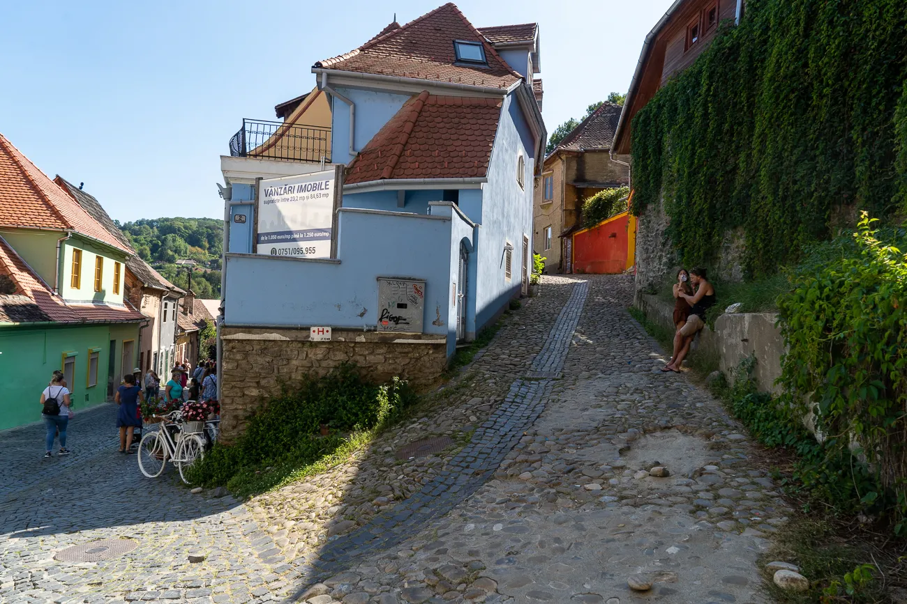 Steinerne Gasse mit bunten Häusern und Menschen