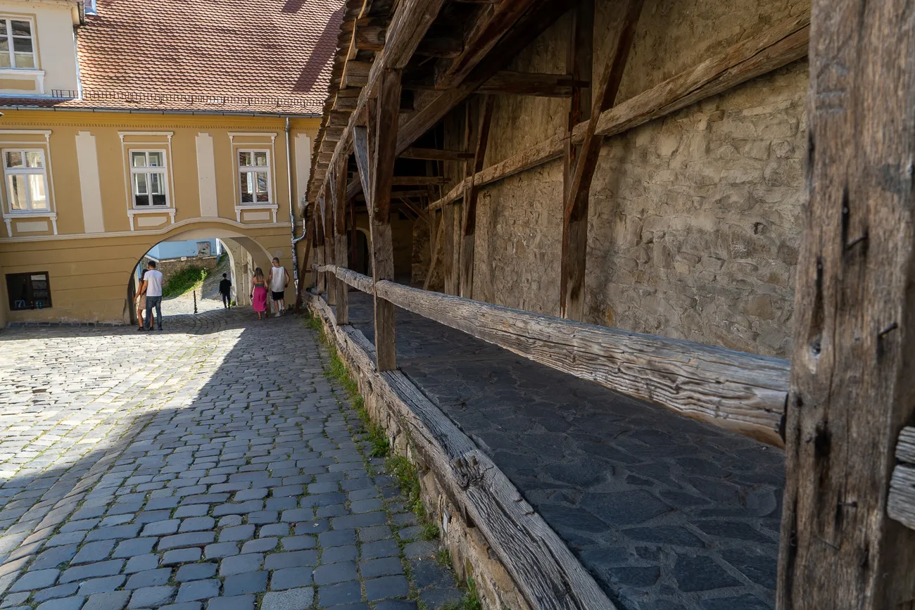 Gassen mit Steinpflaster und Holzkonstruktionen in einer historischen Stadt