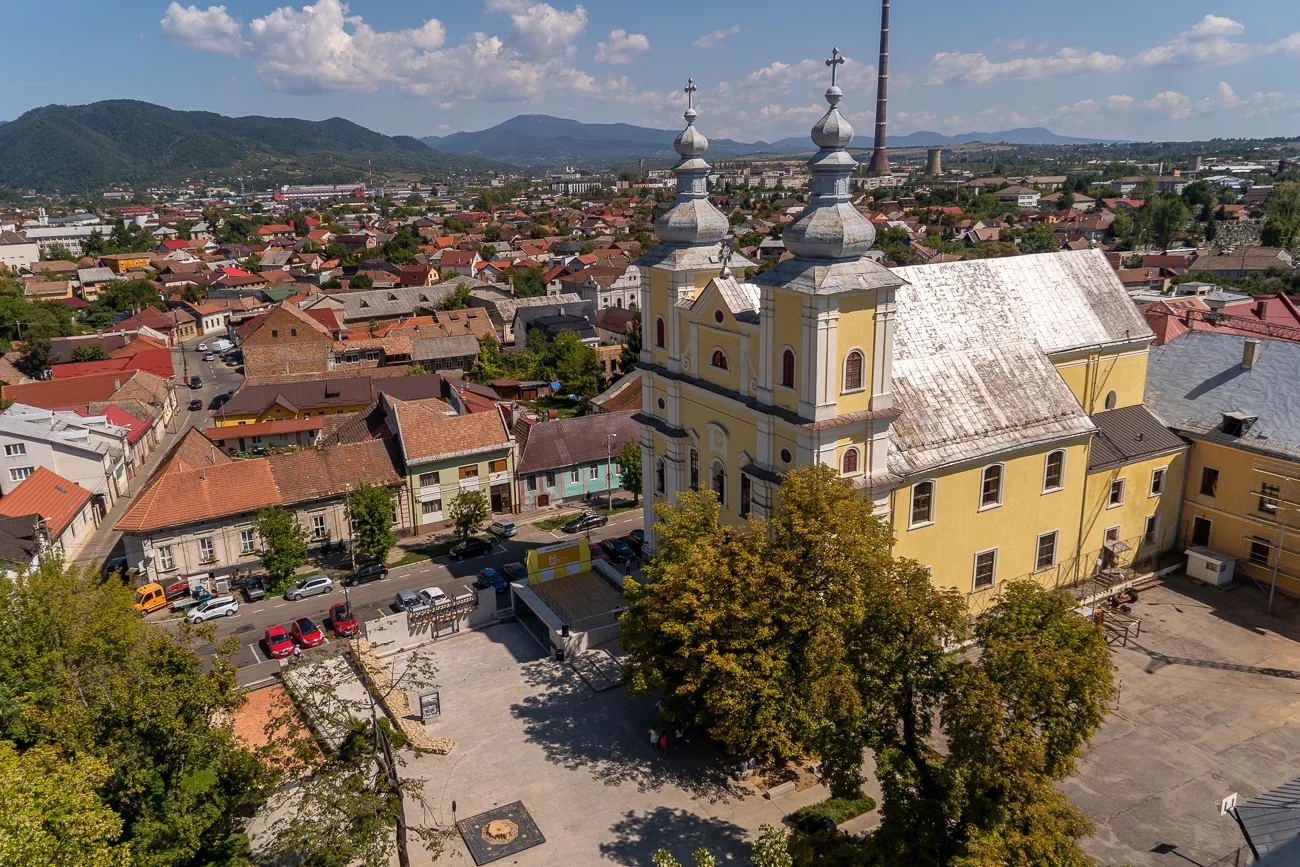 gelbe kirche mit zwei kupolentürmen in stadtmitte