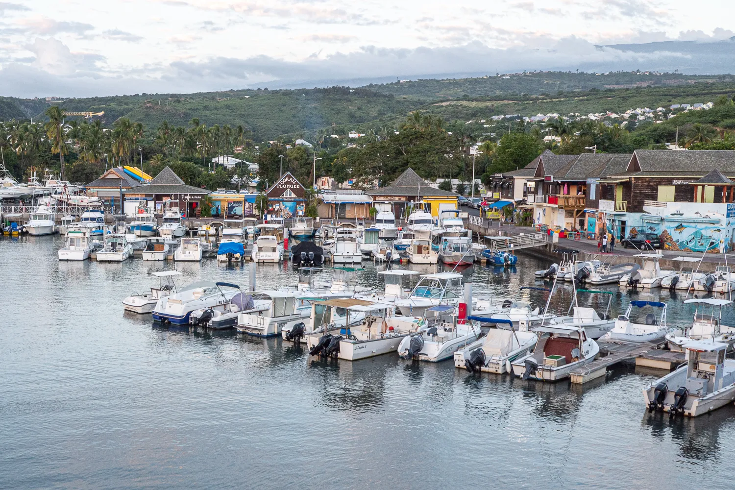 Hafen mit Booten und bunten Häusern an der Küste