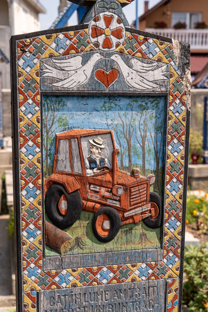 Farbenfrohes Holzschild mit Traktor und Taubenmotiv