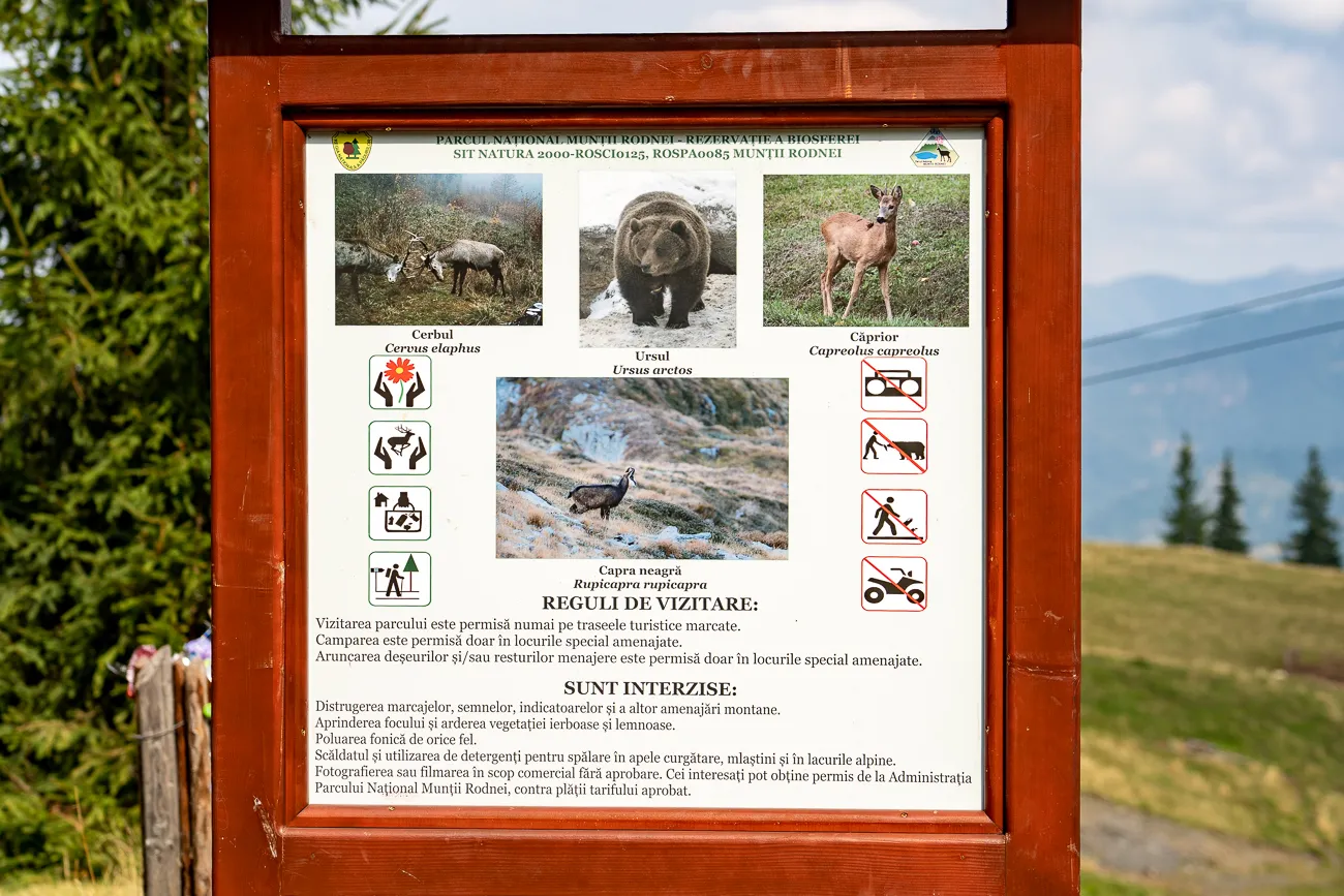 Info-Schild im Nationalpark Rodna mit Tieren und Besucherregeln
