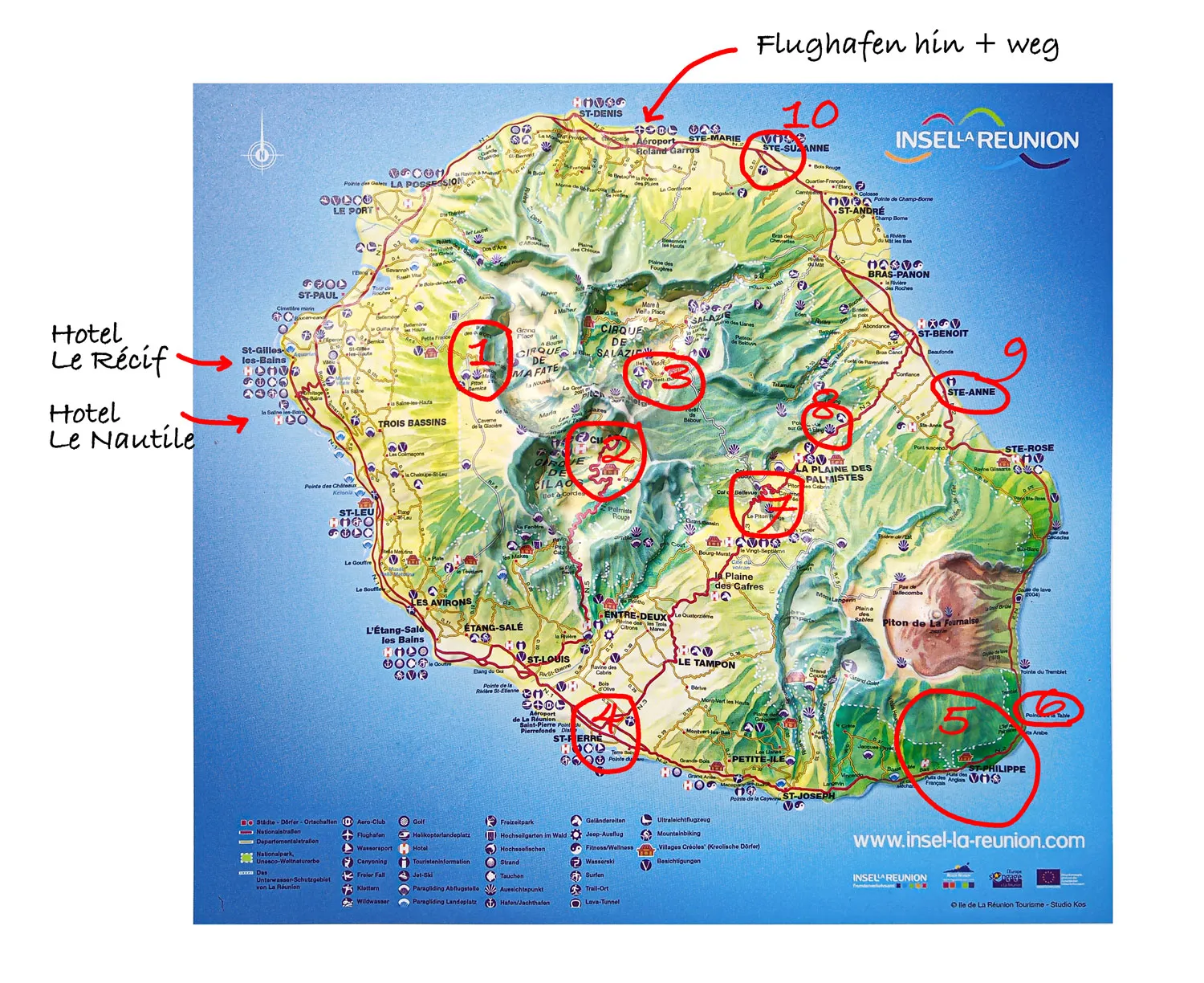 Karte von La Réunion mit markierten Wanderwegen und Hotels
