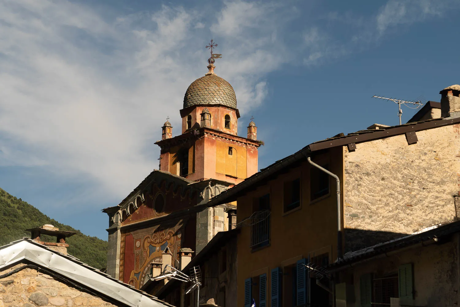 Kathedralen-Dom mit kupferfarbenem Kuppeldach und Turm zwischen Häusern.