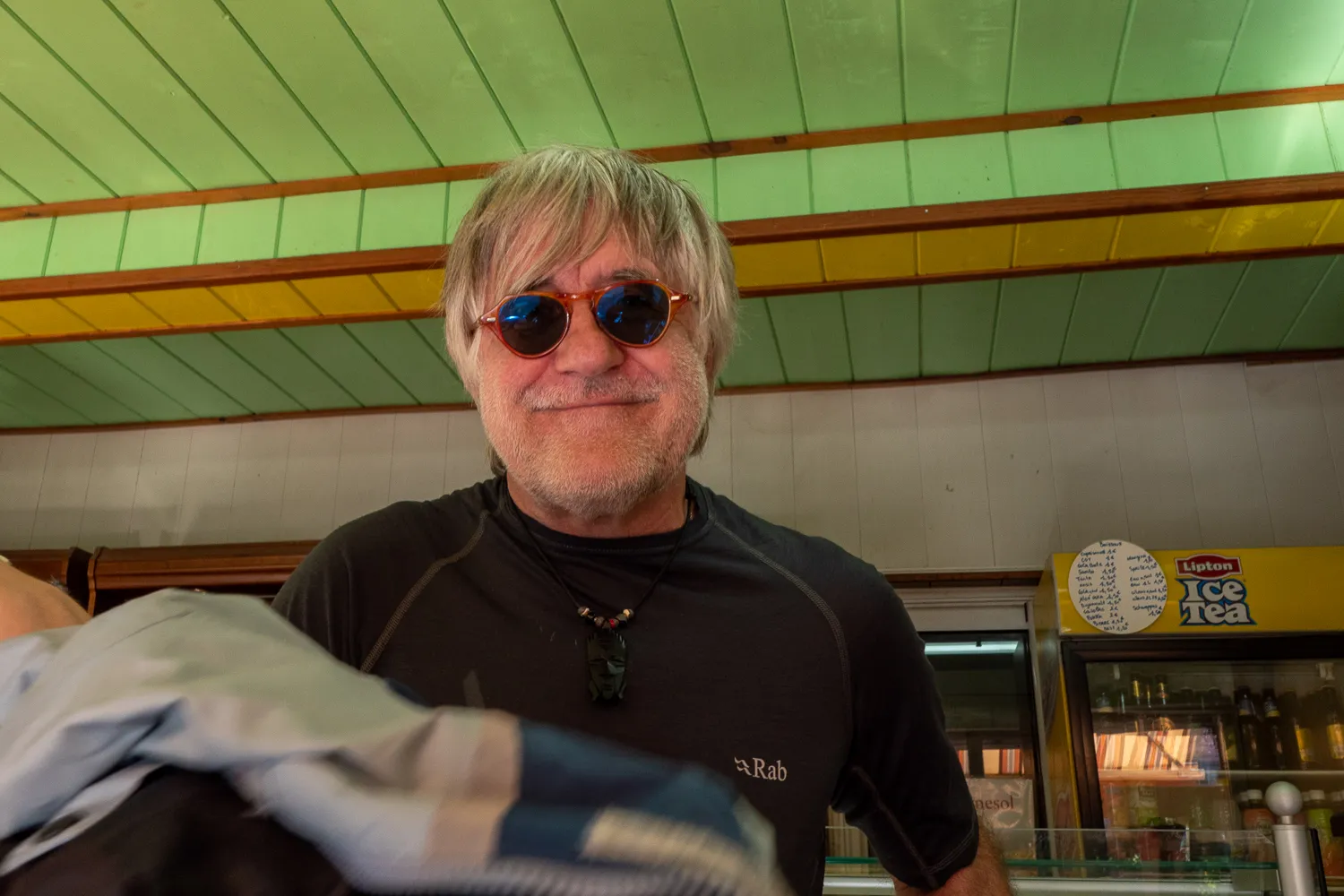 Mann mit Sonnenbrille und Bart in einem Laden
