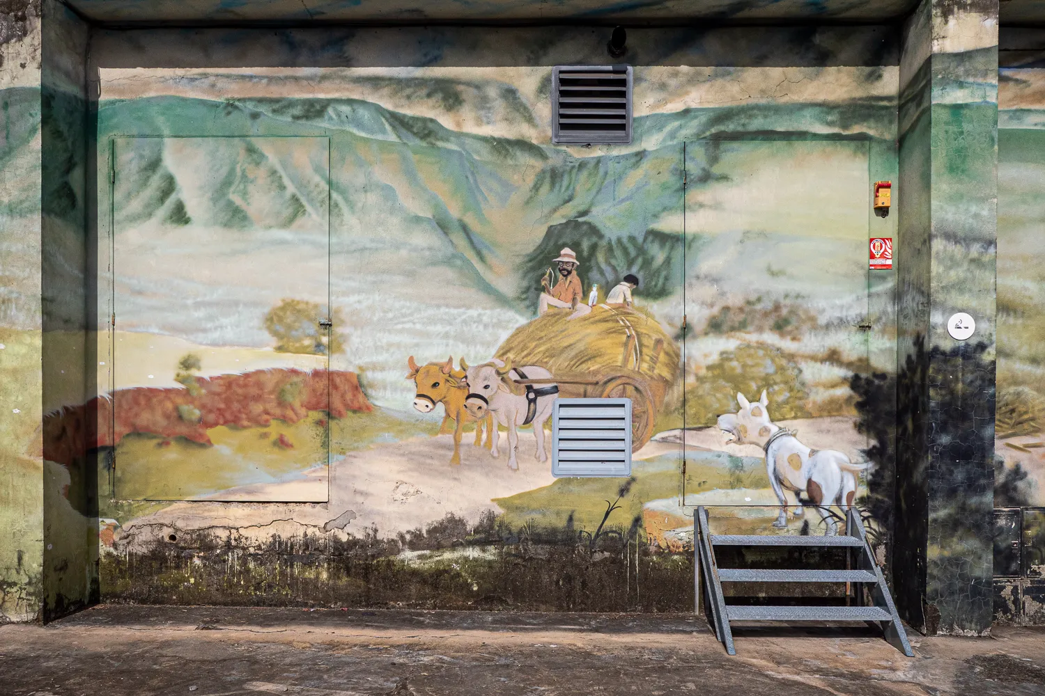 Mural mit Karren, Eseln und Hund vor Berglandschaft an Wand