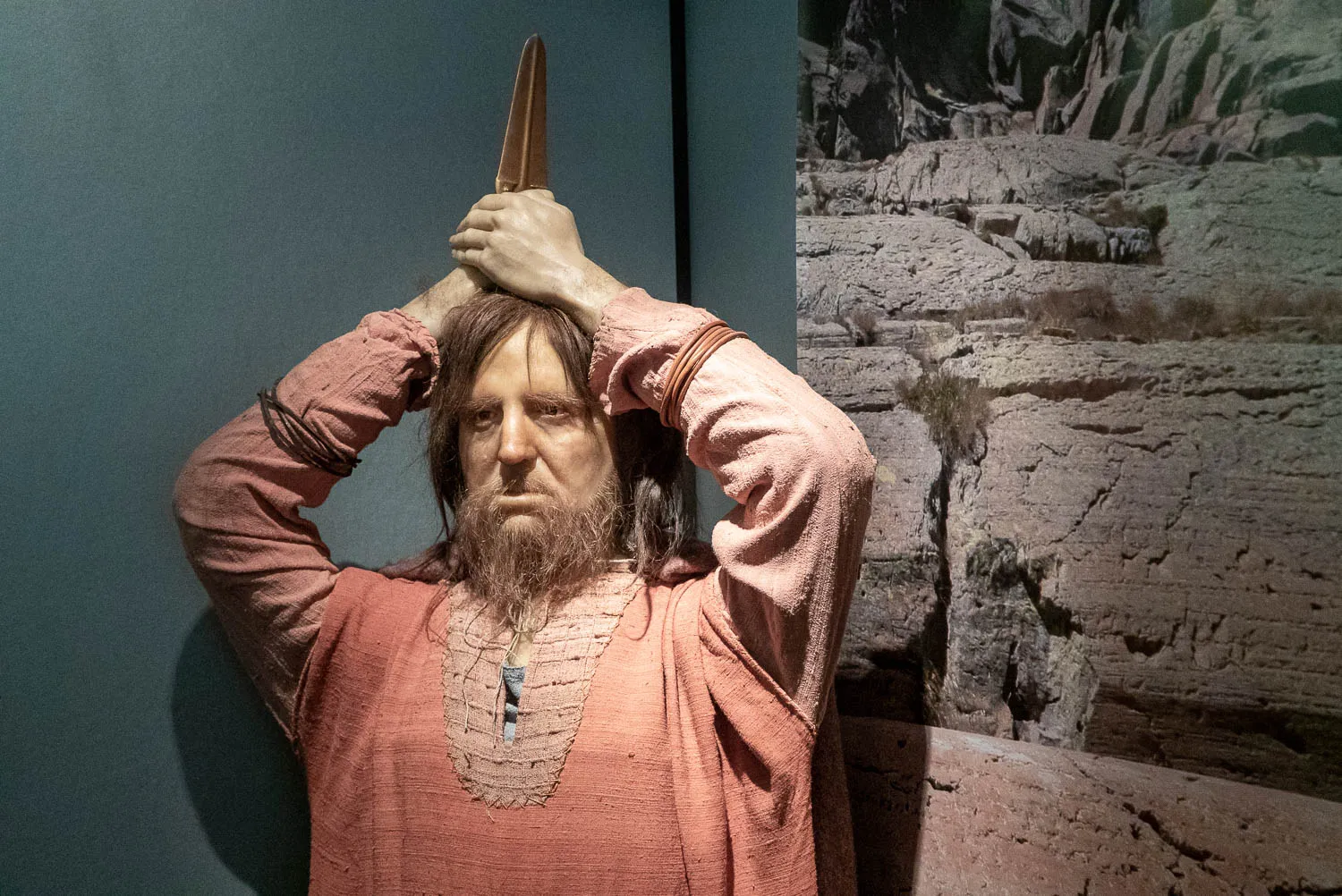 Bronzezeitlicher Mann mit Dolch in Museum