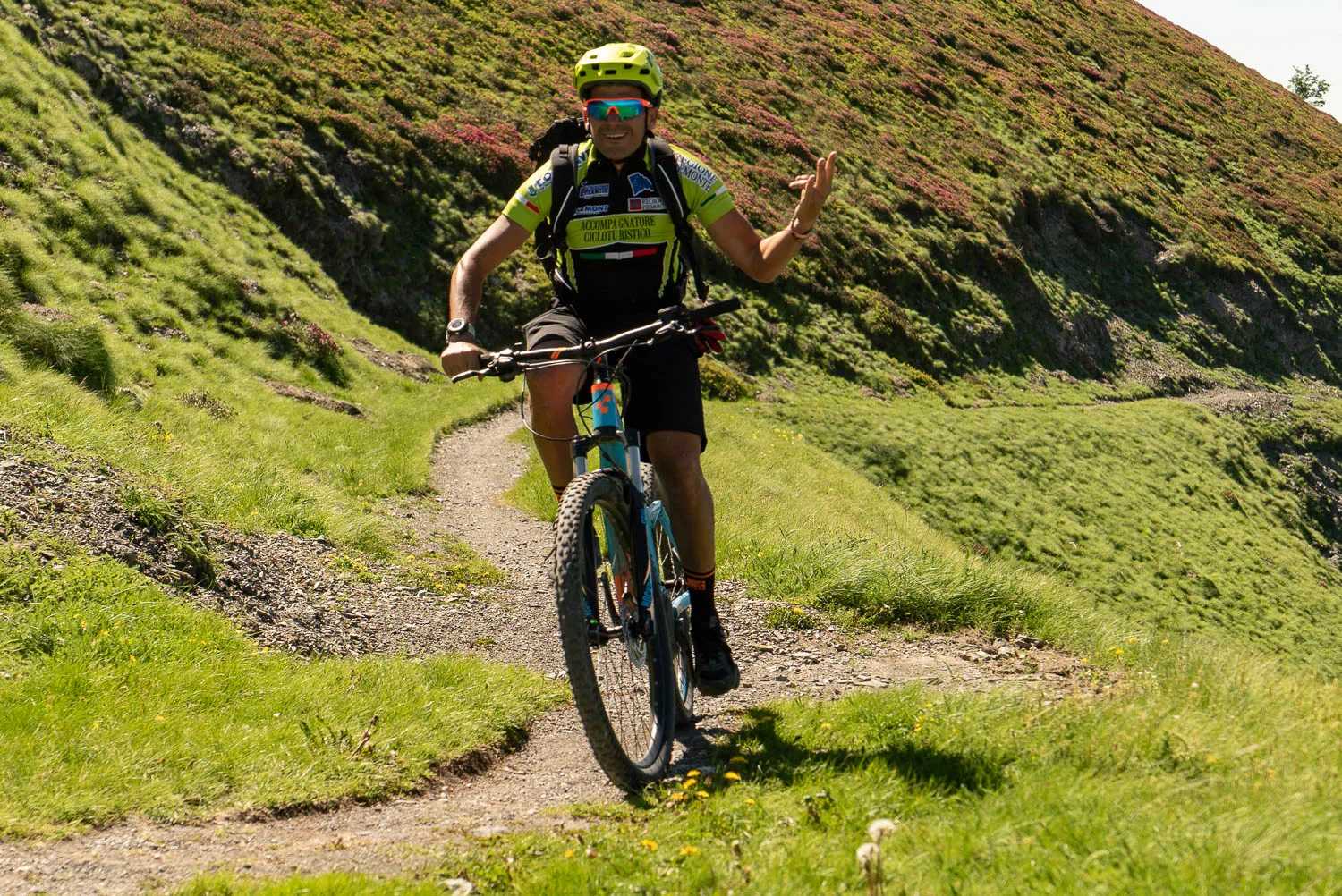 Mann fährt Mountainbike auf schmaler Waldweg