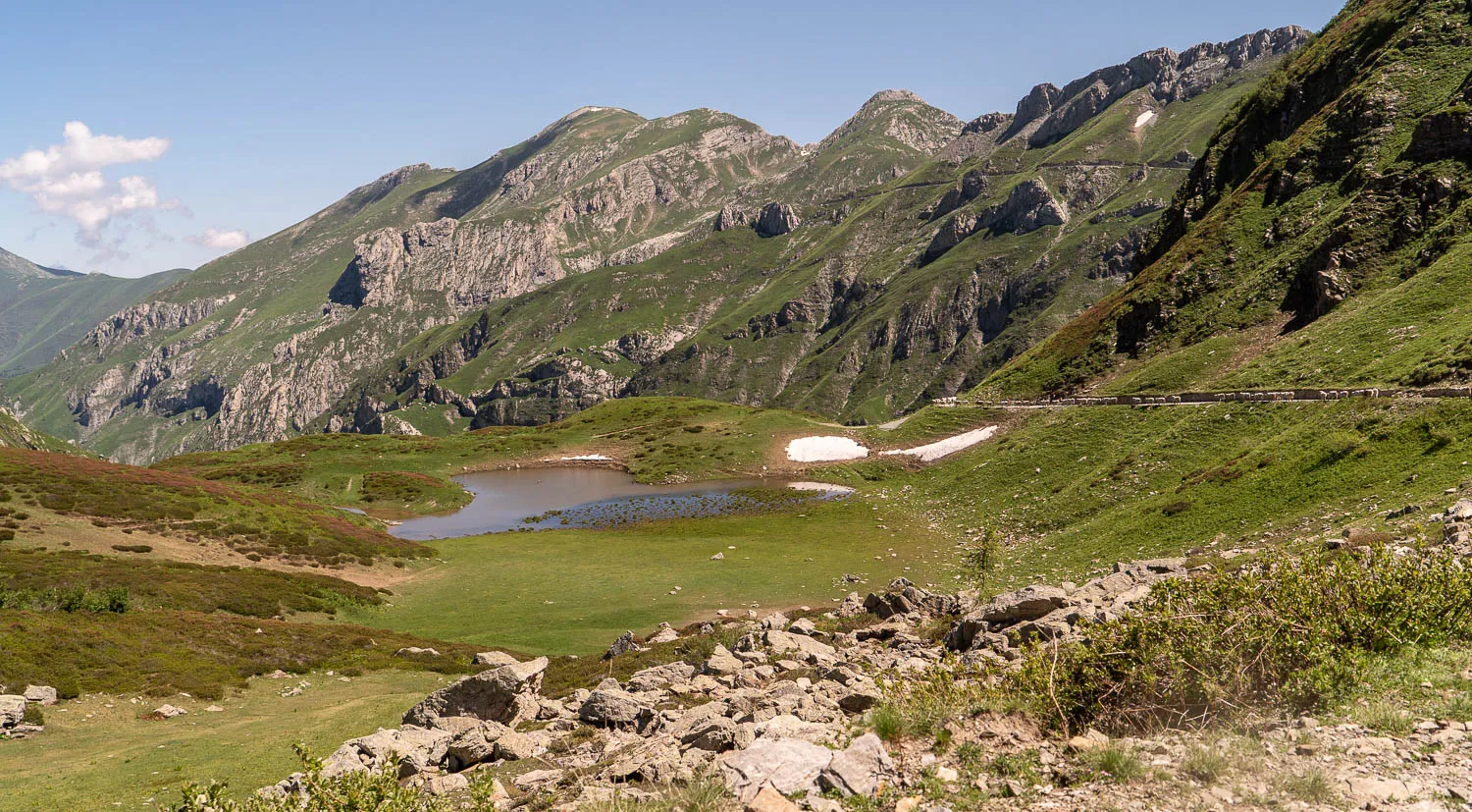 grüne berglandschaft mit see und schnee