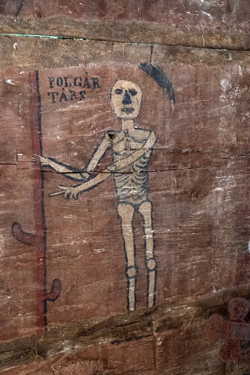 Gestrichener Skelettzeichnung auf Holz mit Schriftzug POL.GAR TARS
