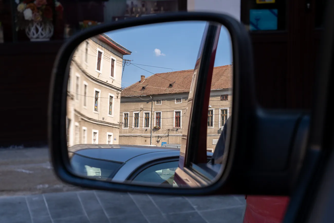 Spiegel reflektiert historische Gebäude und blauen Himmel