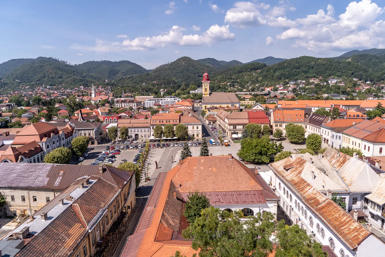 Stadtansicht mit Kirche und Bergen im Hintergrund