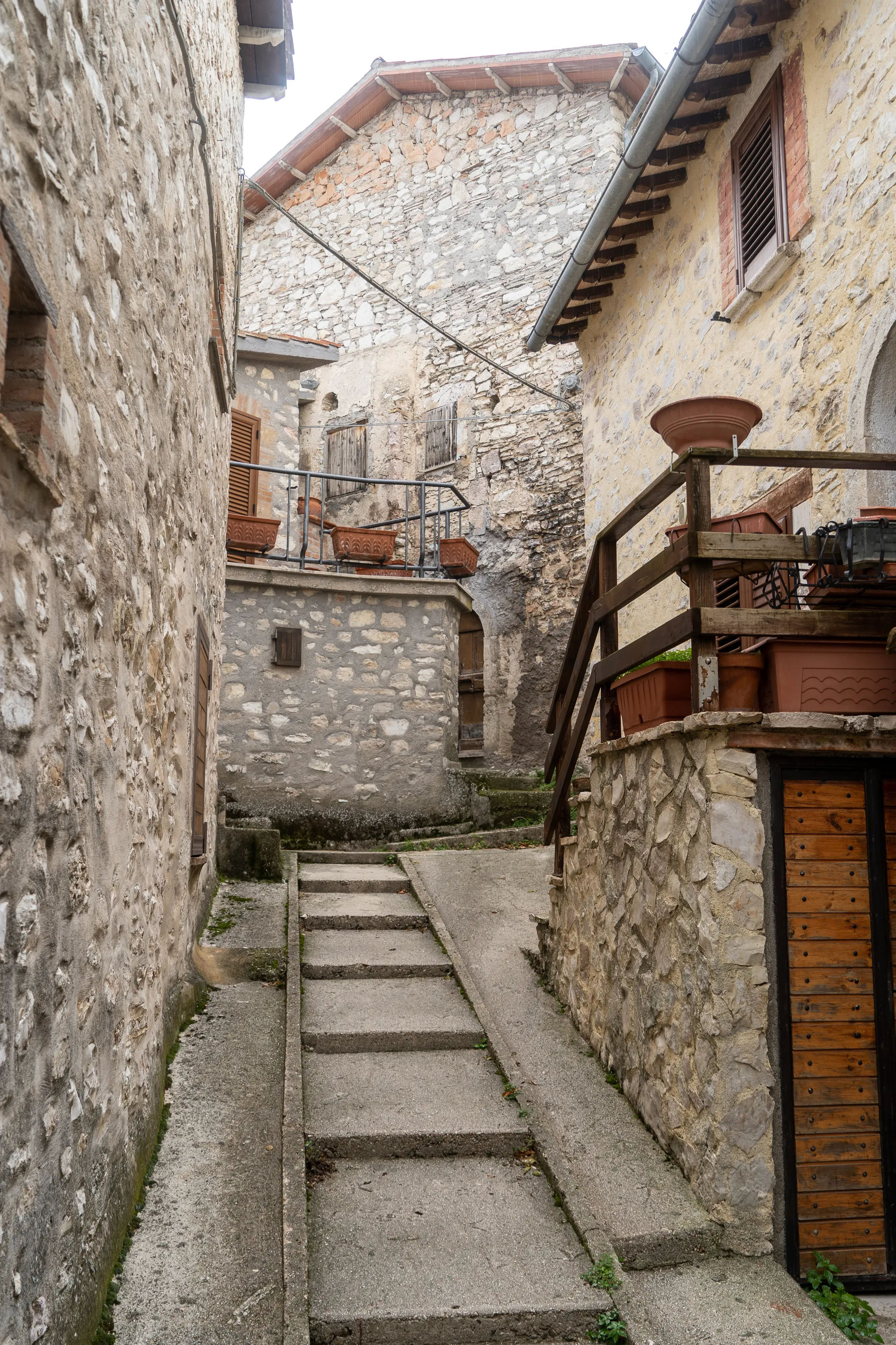 Steinerne Gasse mit Stufen zwischen alten Häusern aus Stein