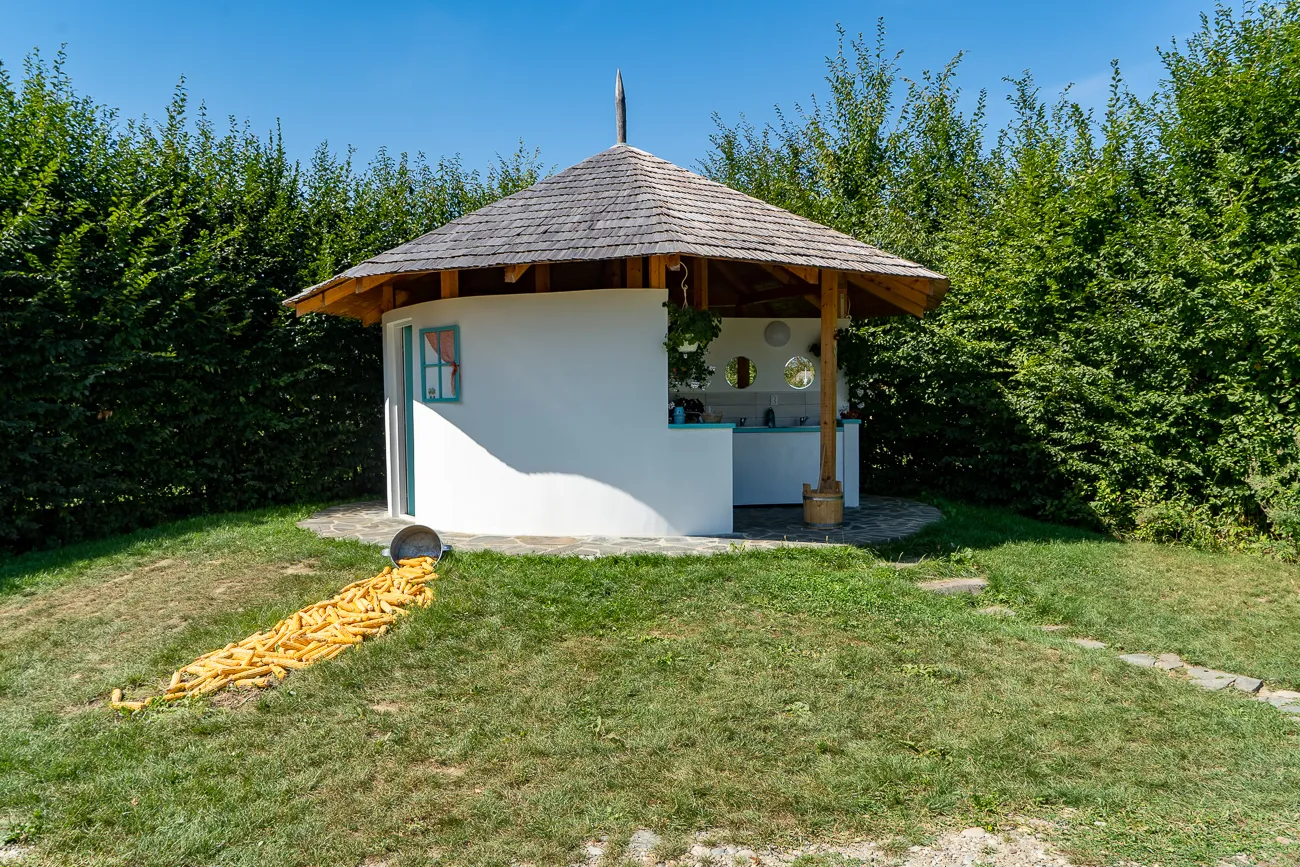 kleine runde hütte mit strohdach und grünem hintergrund