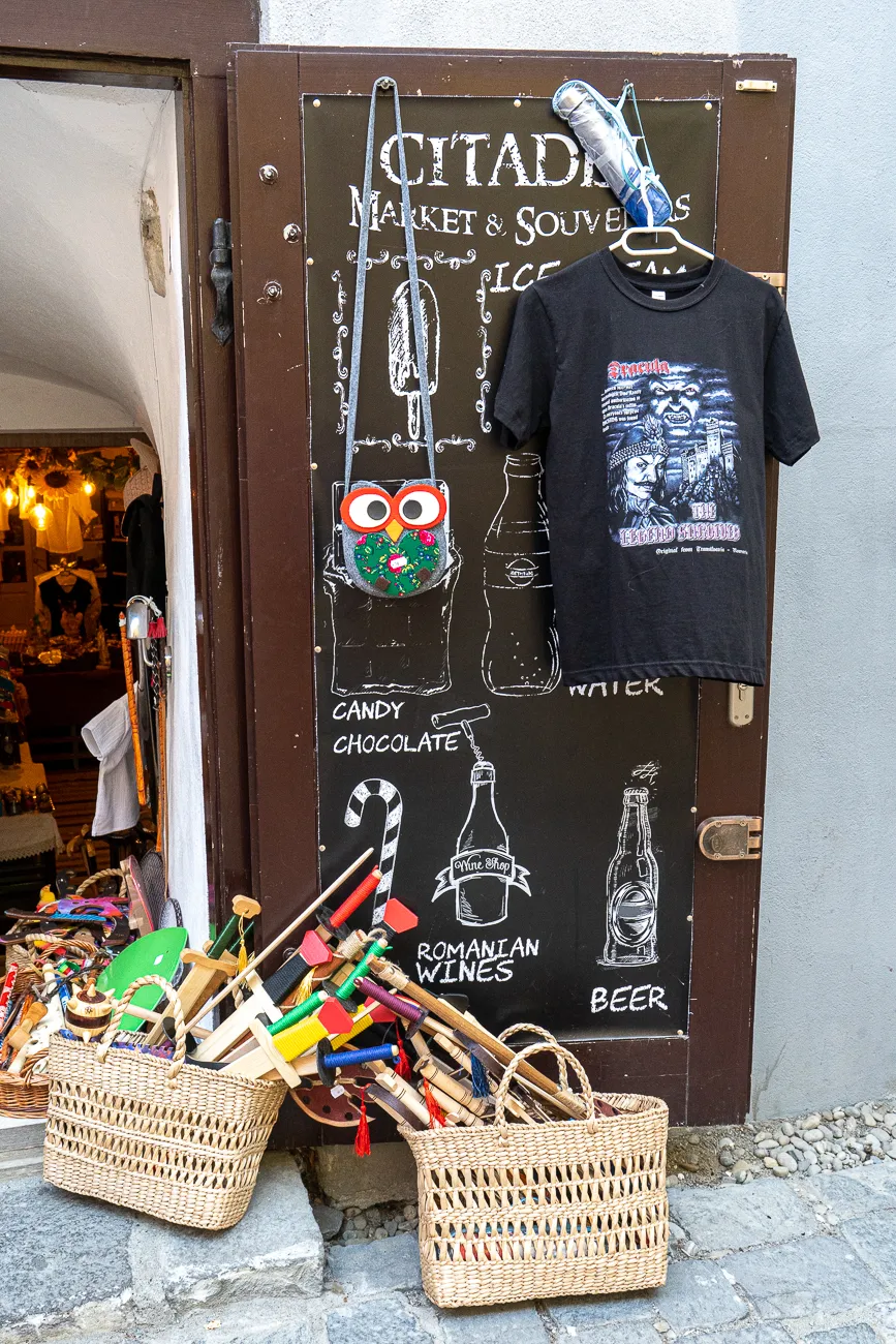 Marktstand mit T-Shirt, Süßigkeiten und Getränken an einer Tür