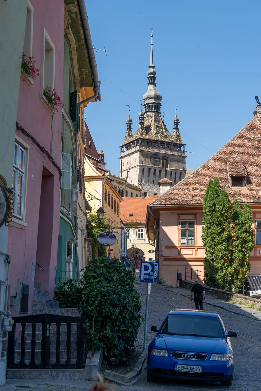 historisches stadtzentrum mit turm und farbigen gebäuden