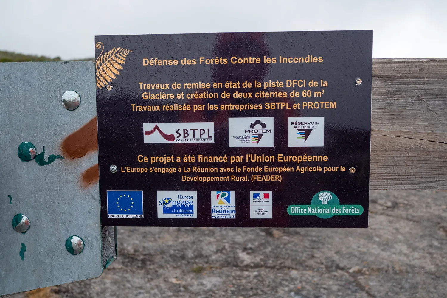 Schild mit Projektinformationen für Waldbrandbekämpfung und Infrastruktur an der Glacière