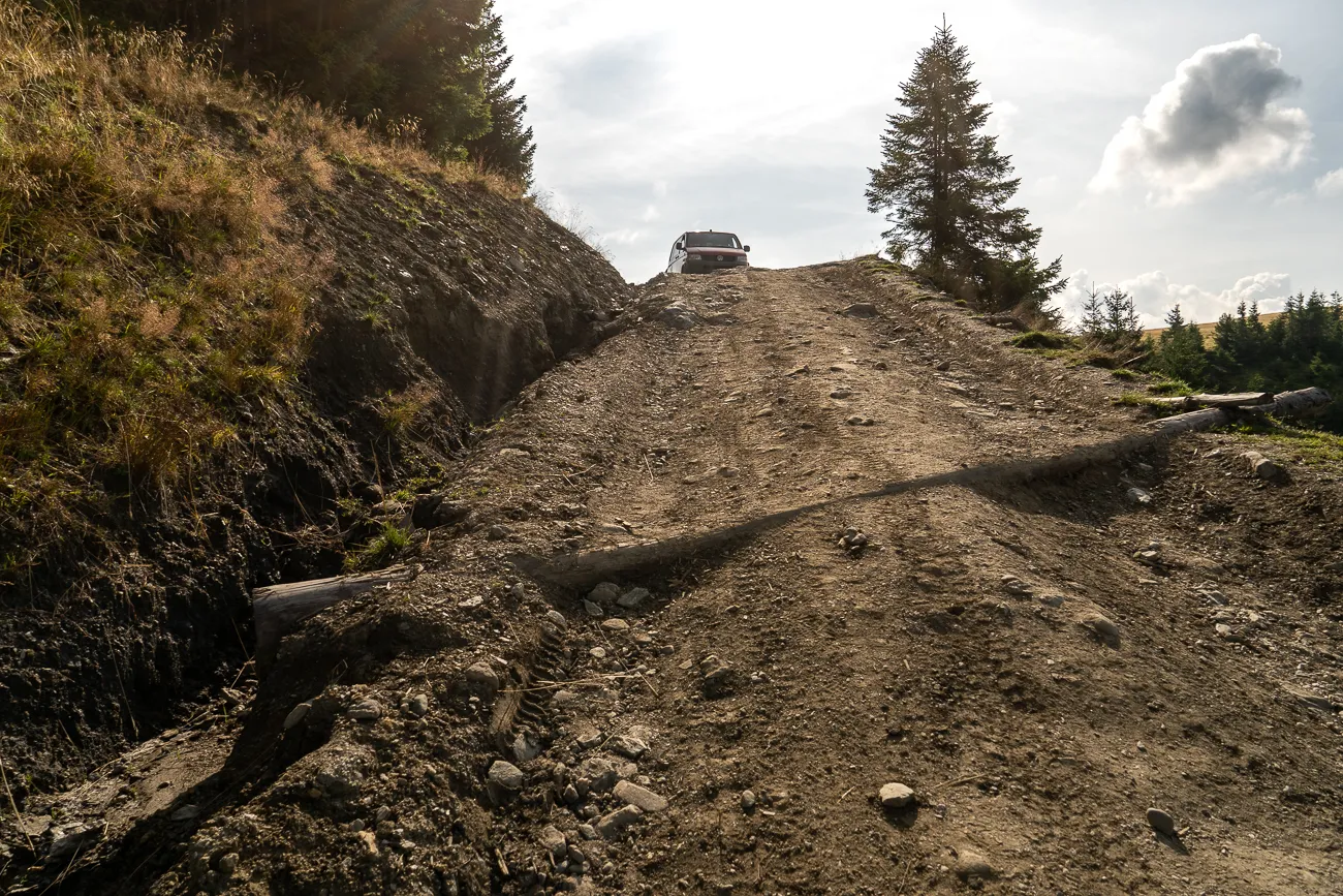 Weg durch den Nationalpark Rodna-Gebirge mit Fahrzeug im Hintergrund