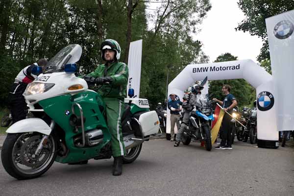 Start mit Polizeieskorte