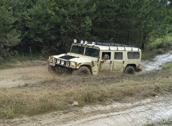 hummer im schlamm